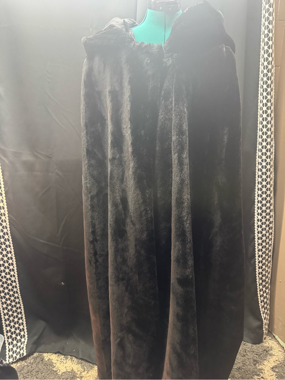 Source Unknown Black Faux Fur Hooded Long Cape